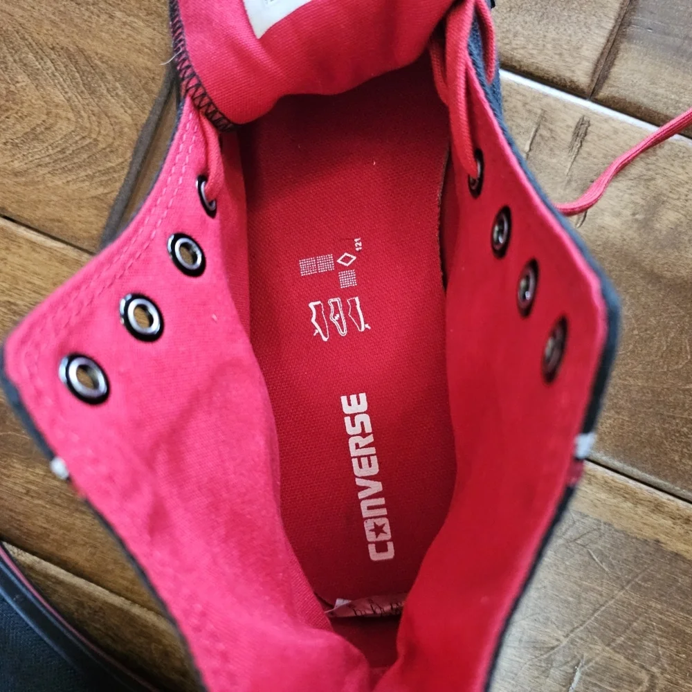 NWOT: *Rare* unisex Converse Chuck Taylors size 10 M/12 W - Picture 13 of 14